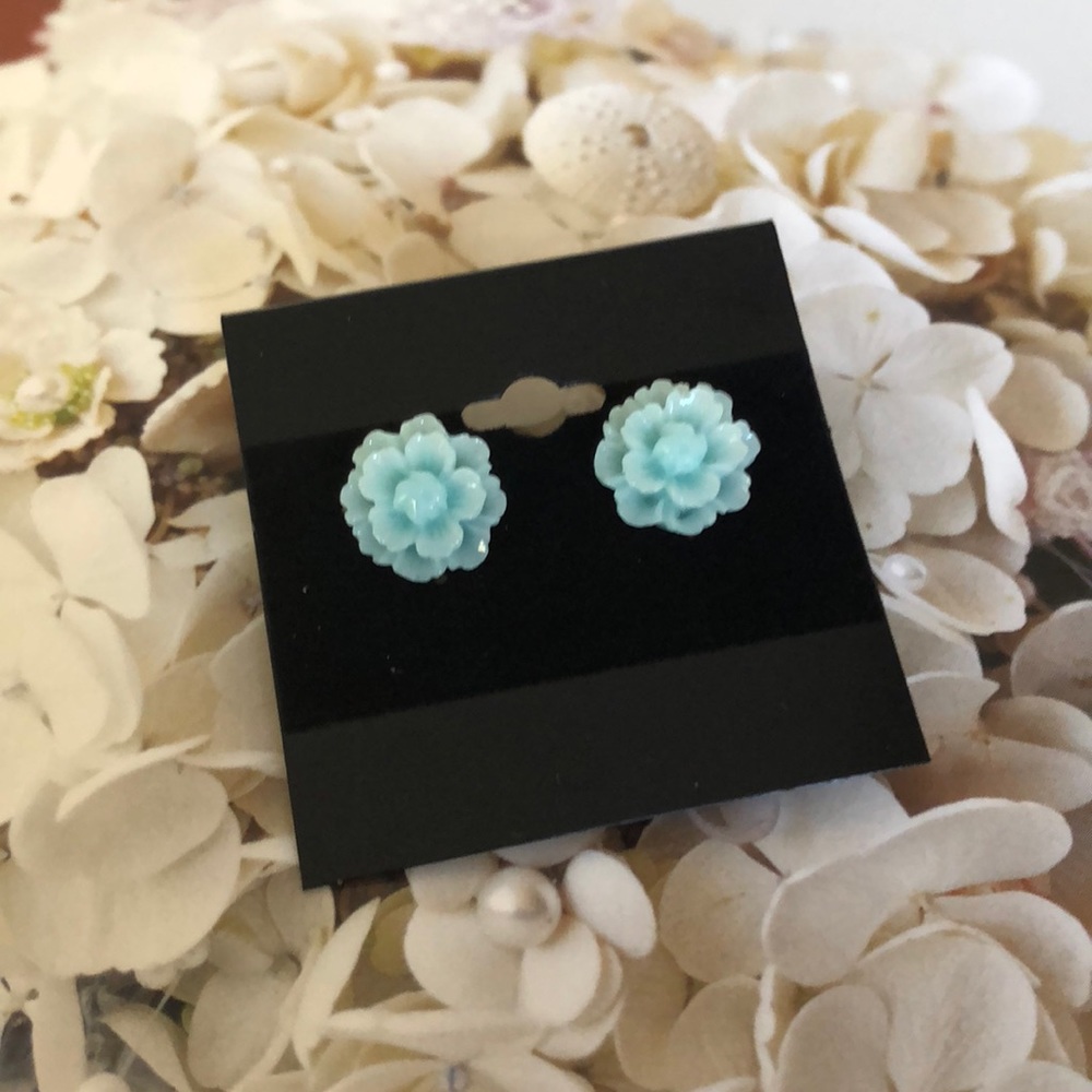 ❗️NEW❗️ adorable light blue flower earrings - Picture 2 of 4
